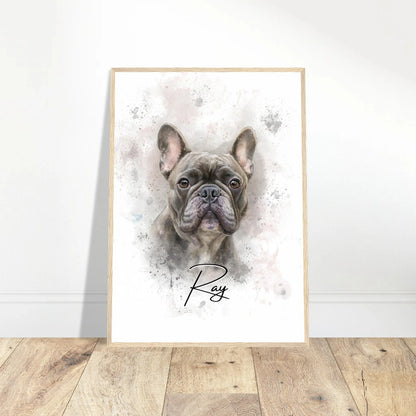 Aquarell-Tierportrait einer englischen Bulldogge im Wasserfarben-Stil auf Fine-Art Papier im holzfarbenen Bilderrahmen 50x70 cm. Vor vorne an einer Wand lehnend.