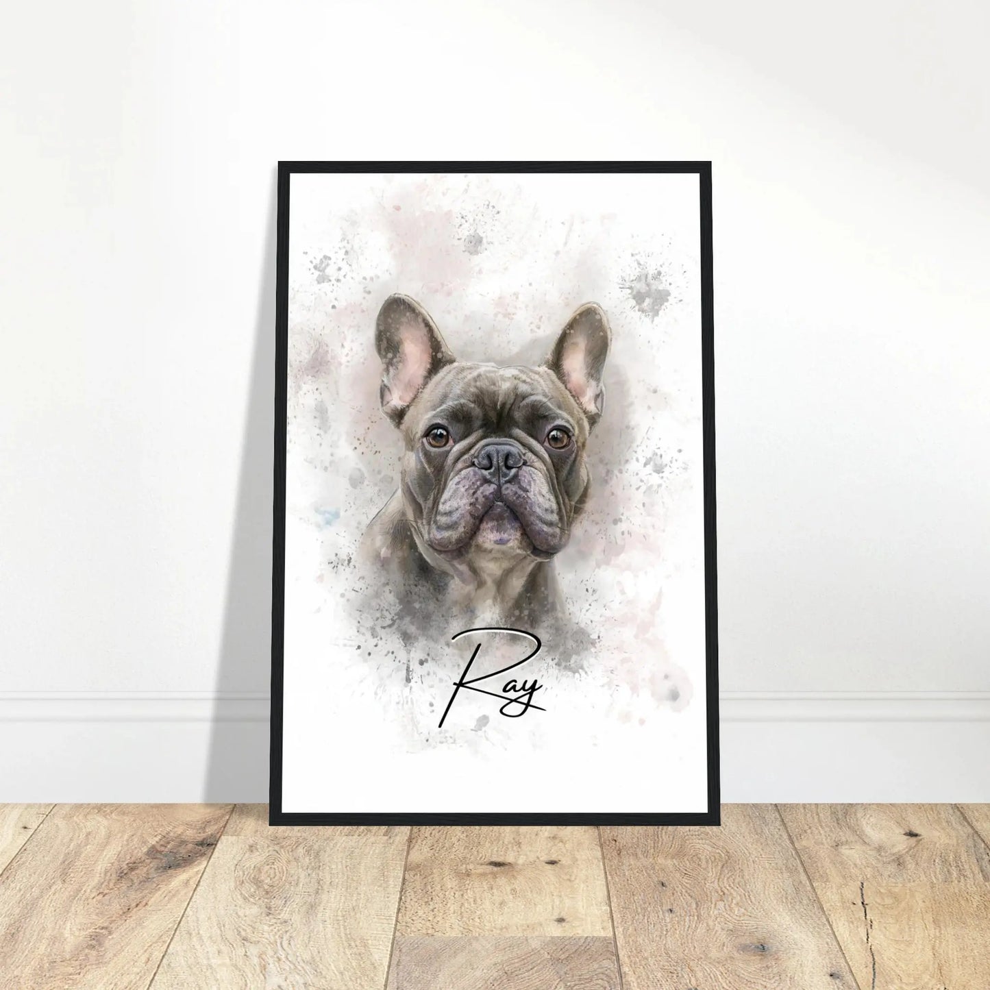 Aquarell-Tierportrait einer englischen Bulldogge im Wasserfarben-Stil auf Fine-Art Papier im schwarzen Bilderrahmen 40x60 cm. Vor vorne an einer Wand lehnend.