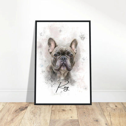 Aquarell-Tierportrait einer englischen Bulldogge im Wasserfarben-Stil auf Fine-Art Papier im schwarzen Bilderrahmen 40x60 cm. Vor vorne an einer Wand lehnend.