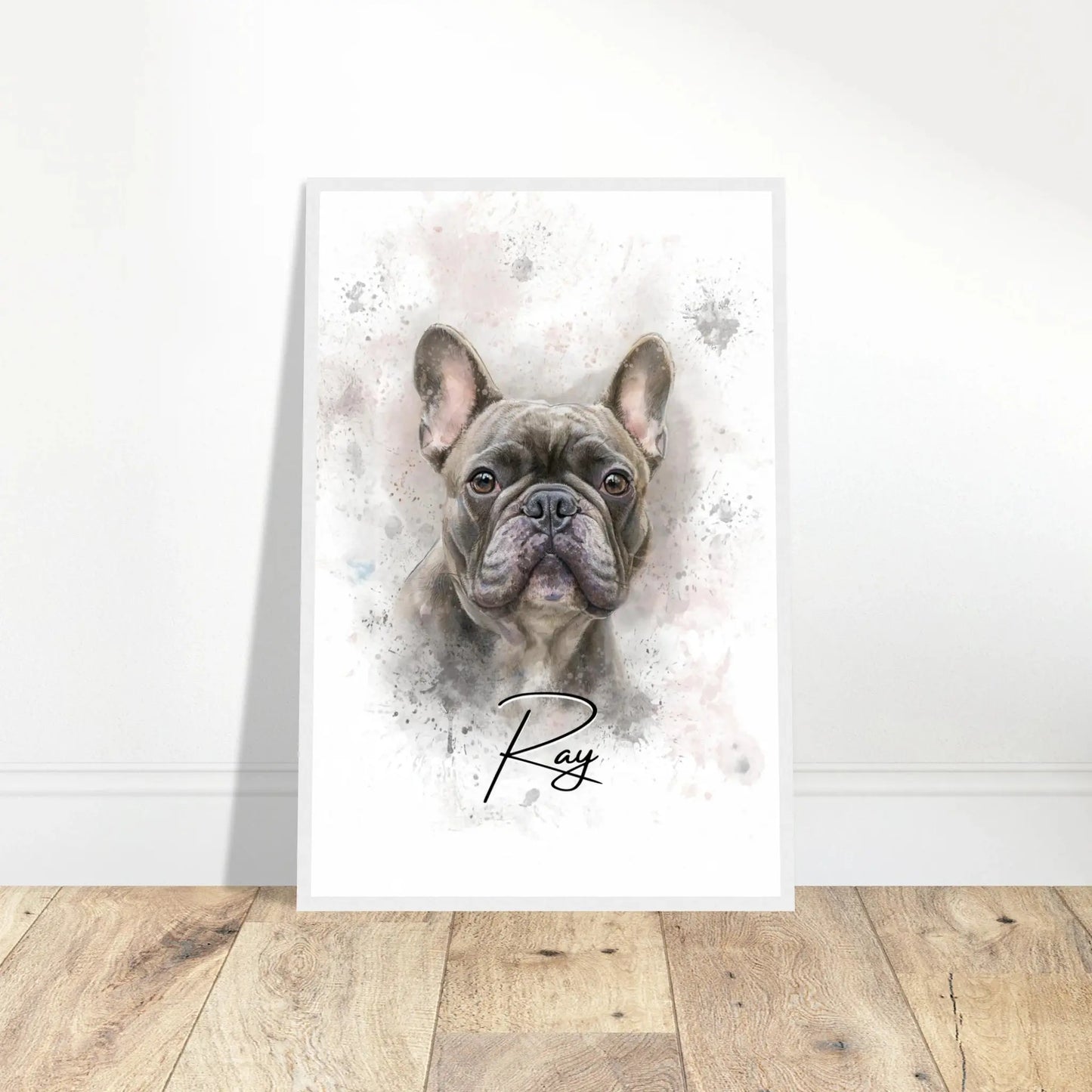 Aquarell-Tierportrait einer englischen Bulldogge im Wasserfarben-Stil auf Fine-Art Papier im weißen Bilderrahmen 40x60 cm. Vor vorne an einer Wand lehnend.