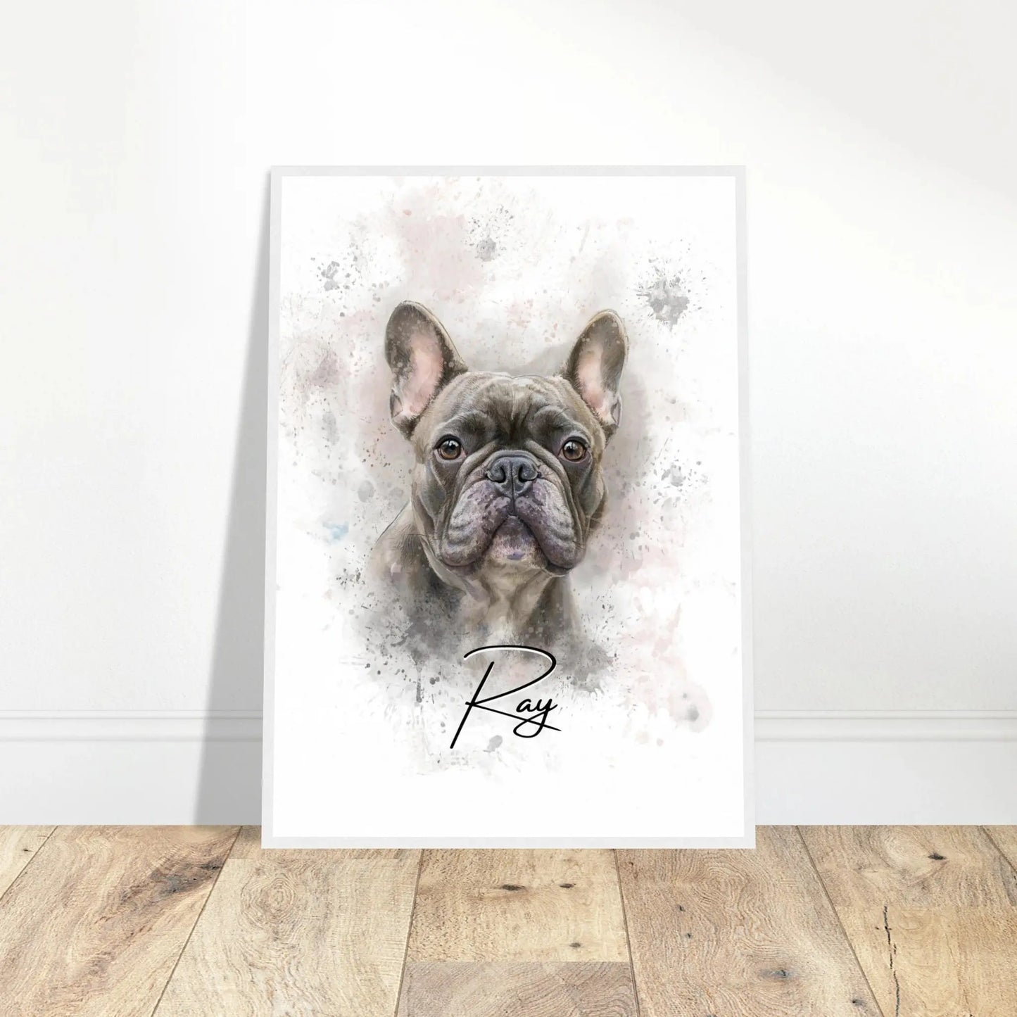 Aquarell-Tierportrait einer englischen Bulldogge im Wasserfarben-Stil auf Fine-Art Papier im weißen Bilderrahmen 50x70 cm. Vor vorne an einer Wand lehnend.