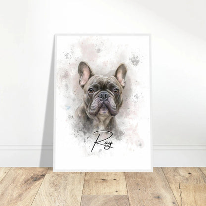 Aquarell-Tierportrait einer englischen Bulldogge im Wasserfarben-Stil auf Fine-Art Papier im weißen Bilderrahmen 50x70 cm. Vor vorne an einer Wand lehnend.