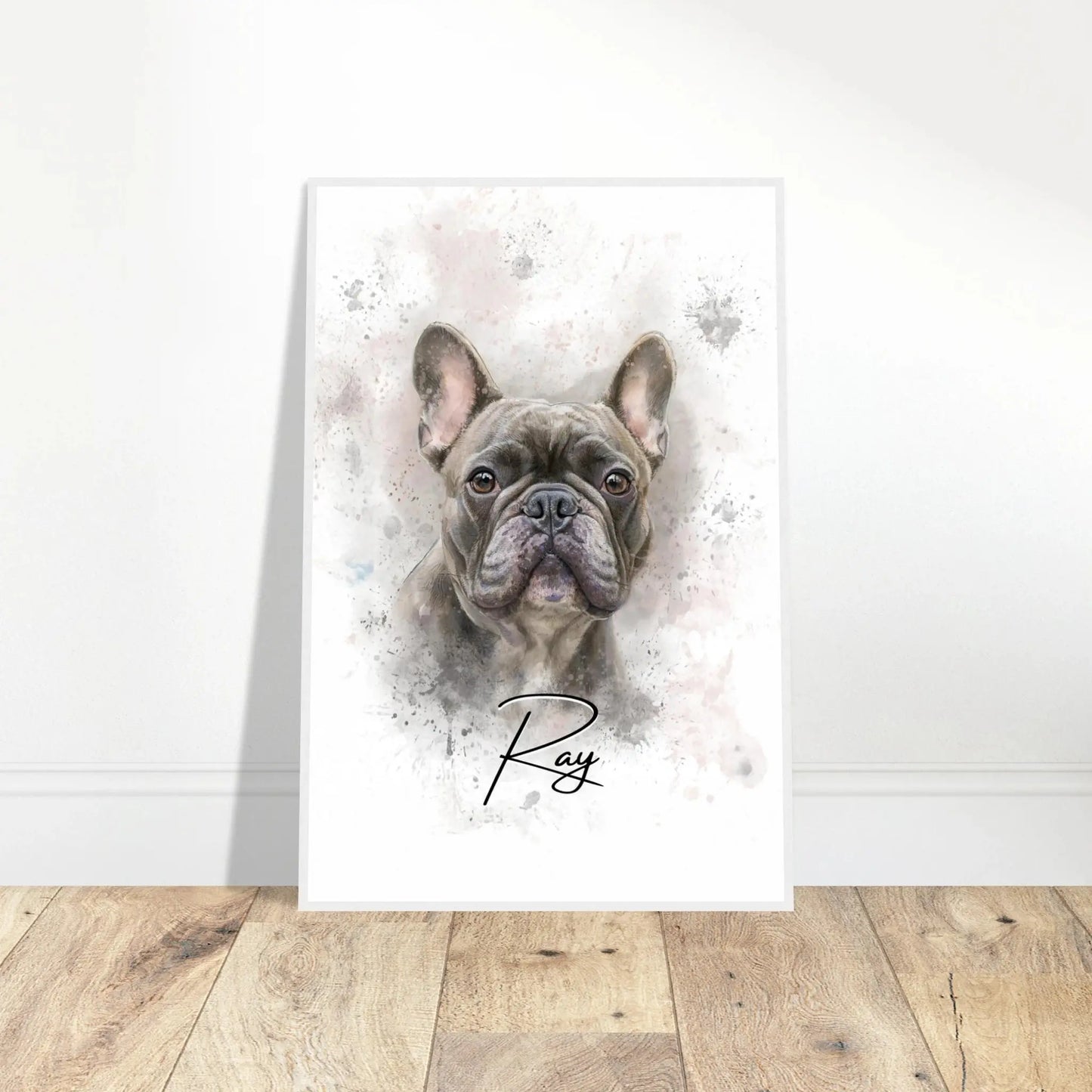 Aquarell-Tierportrait einer englischen Bulldogge im Wasserfarben-Stil auf Fine-Art Papier im weißen Bilderrahmen 60x90 cm. Vor vorne an einer Wand lehnend.
