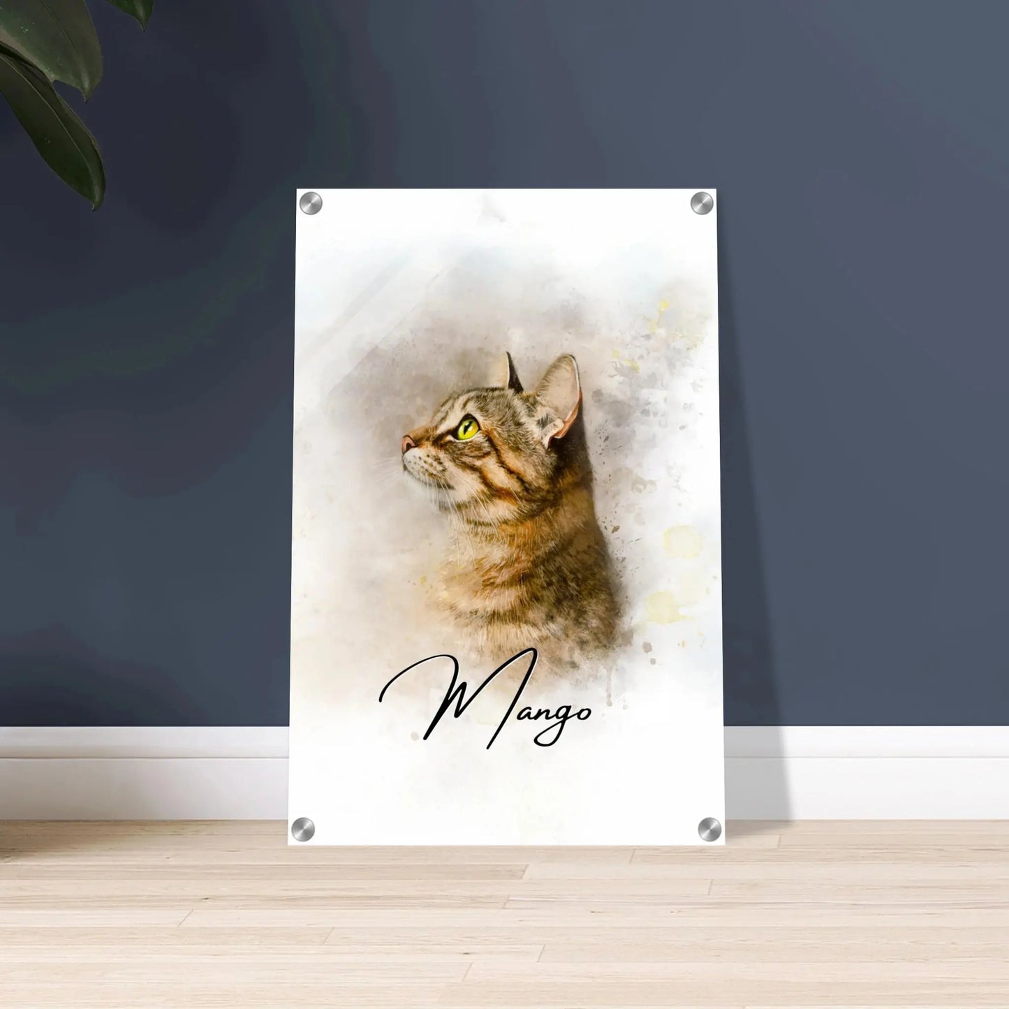 Aquarell-Tierportrait einer gestreiften Katze  im Wasserfarben-Stil auf Acrylglas 40x60 cm. Vor vorne an einer Wand lehnend.