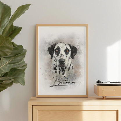 Aquarell-Tierportrait eines schwarz weißen Dalmatiners mit dunklen Augen im Wasserfarben-Stil auf Fine-Art Papier im holzfarbenen Bilderrahmen 40x 60 cm. Vor vorne auf einem Sideboard stehend.