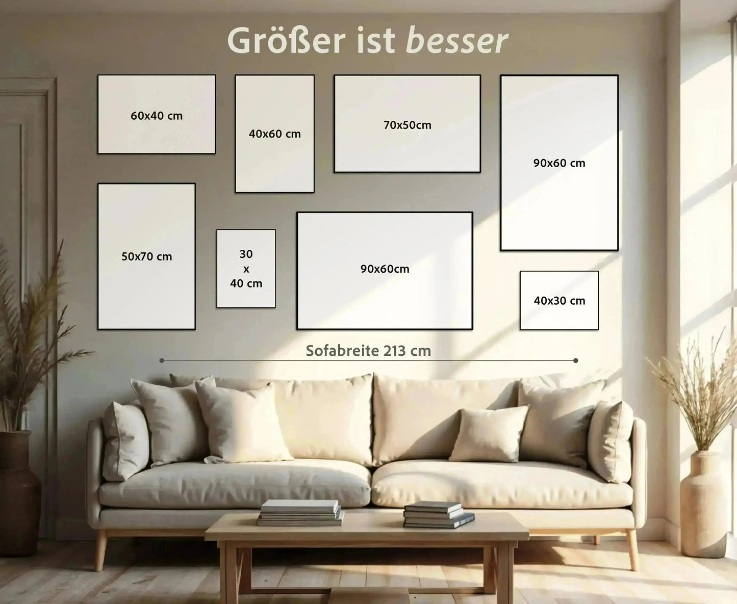 Grössenbeschreibung verschiedener Bildergrößen. 30x40cm, 40x60cm, 50x70cm und 60x90cm. Bilder hängen an der Wand, darunter ein Sofa mit den Maßen 213cm neben einem Fenster.