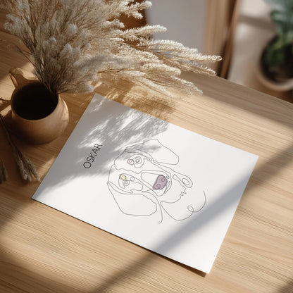 Minimalistisches One Line Art Hundeportrait Oskar, individuelles Haustierportrait nach Fotovorlage auf Fine Art Papier in 30x40cm. Von oben auf einem Tisch liegend.