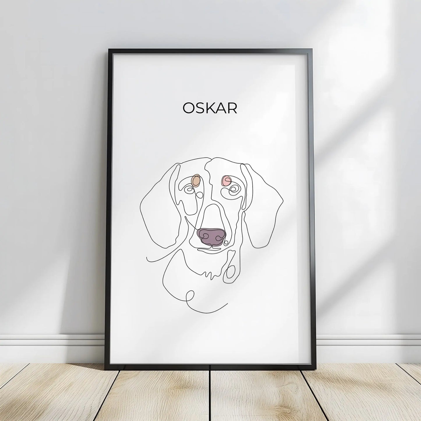 Minimalistisches One Line Art Hundeportrait Oskar, individuelles Haustierportrait nach Fotovorlage im modernen Stil im scharzen Rahmen in 50x70cm. Frontal an einer Wand lehnend.
