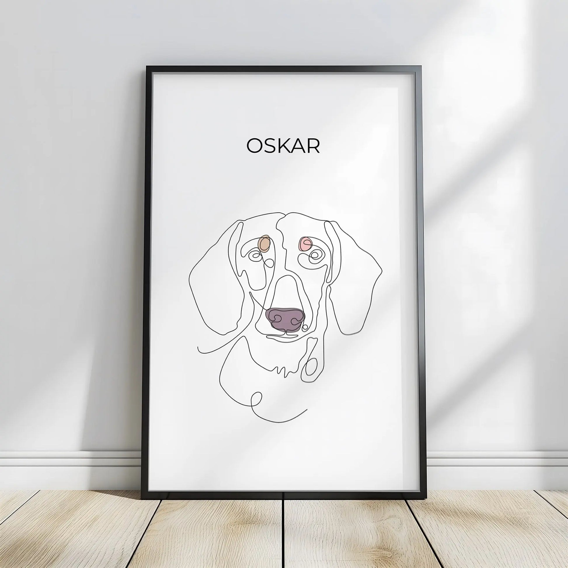 Minimalistisches One Line Art Hundeportrait Oskar, individuelles Haustierportrait nach Fotovorlage im modernen Stil im scharzen Rahmen in 50x70cm. Frontal an einer Wand lehnend.