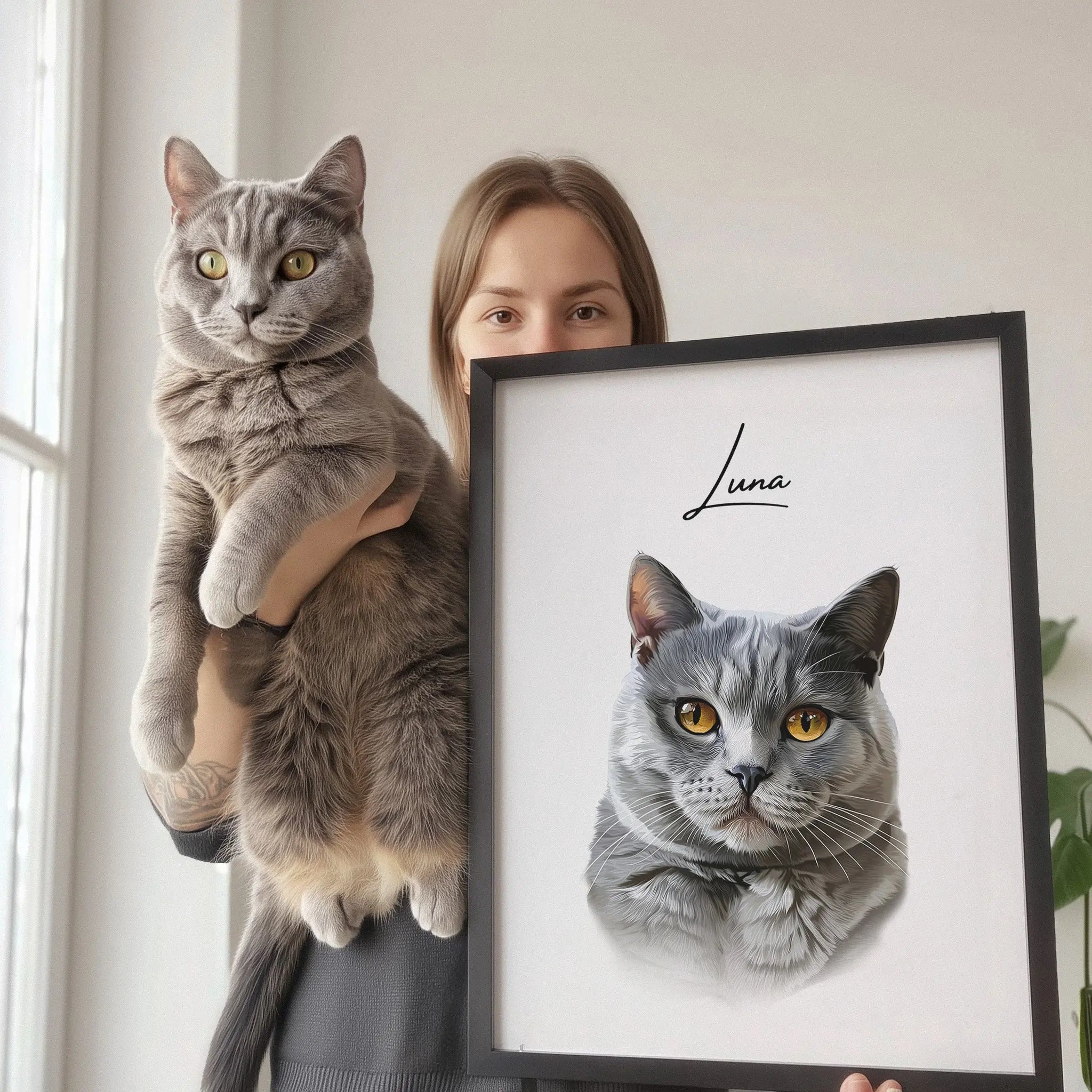 Tierportrait einer grauen Ragdoll Katze im modernen Vektor-Stil auf Fine-Art Papier im schwarzen Bilderrahmen 30x40 cm. Eine Frau hält das Bild in der Hand und die Katze auf dem Arm vor einem Fenster.