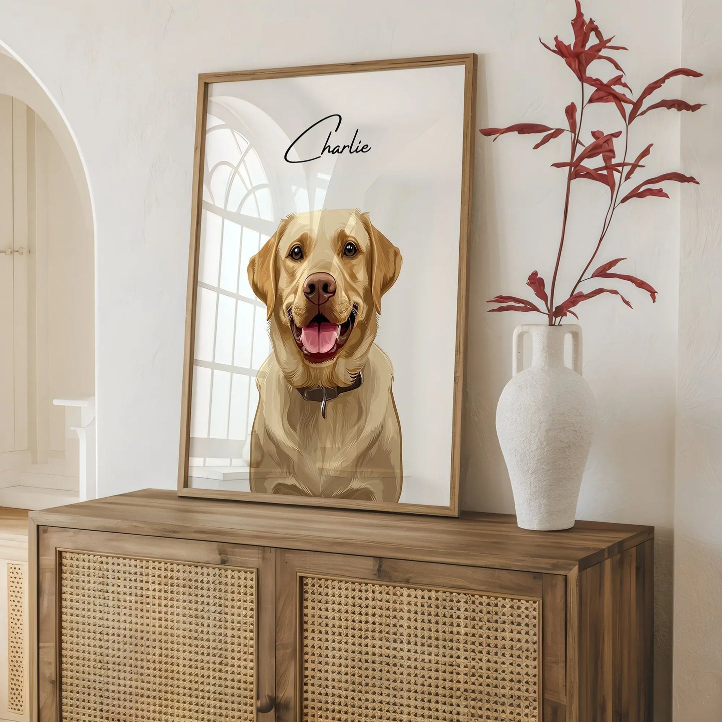 Tierportrait eines beigen Labrador Retrievers im modernen Vektor-Stil auf Fine-Art Papier im holzfarbenen Bilderrahmen 50x70 cm. Seitlicher Blick auf einem Sideboard stehend. Daneben eine Zierpflanze in einer Vase.