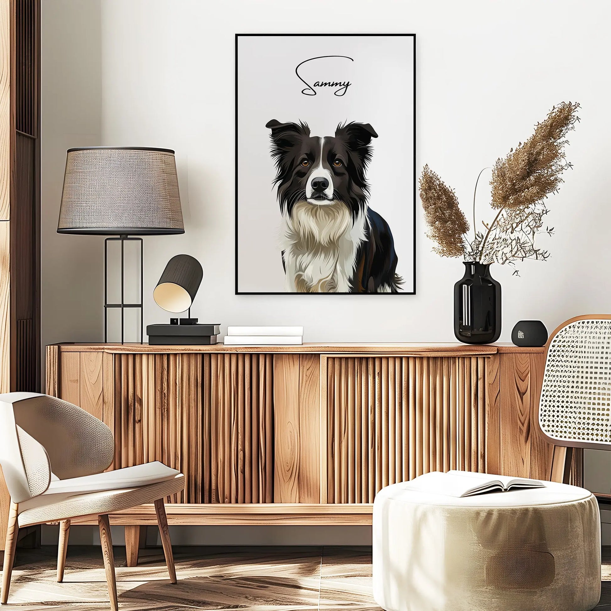 Tierportrait eines schwarz weißen Collies im modernen Vektor-Stil auf Fine-Art Papier im schwarzen Bilderrahmen 50x70 cm. Frontal an einer Wand hängend. Darunter ein Sideboard mit einer Lampe und einer Vase mit Graesern.  